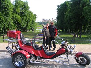 Rene und Doris vor dem Schloss