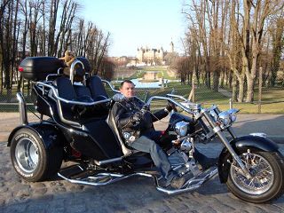 Steini vor dem Schloss